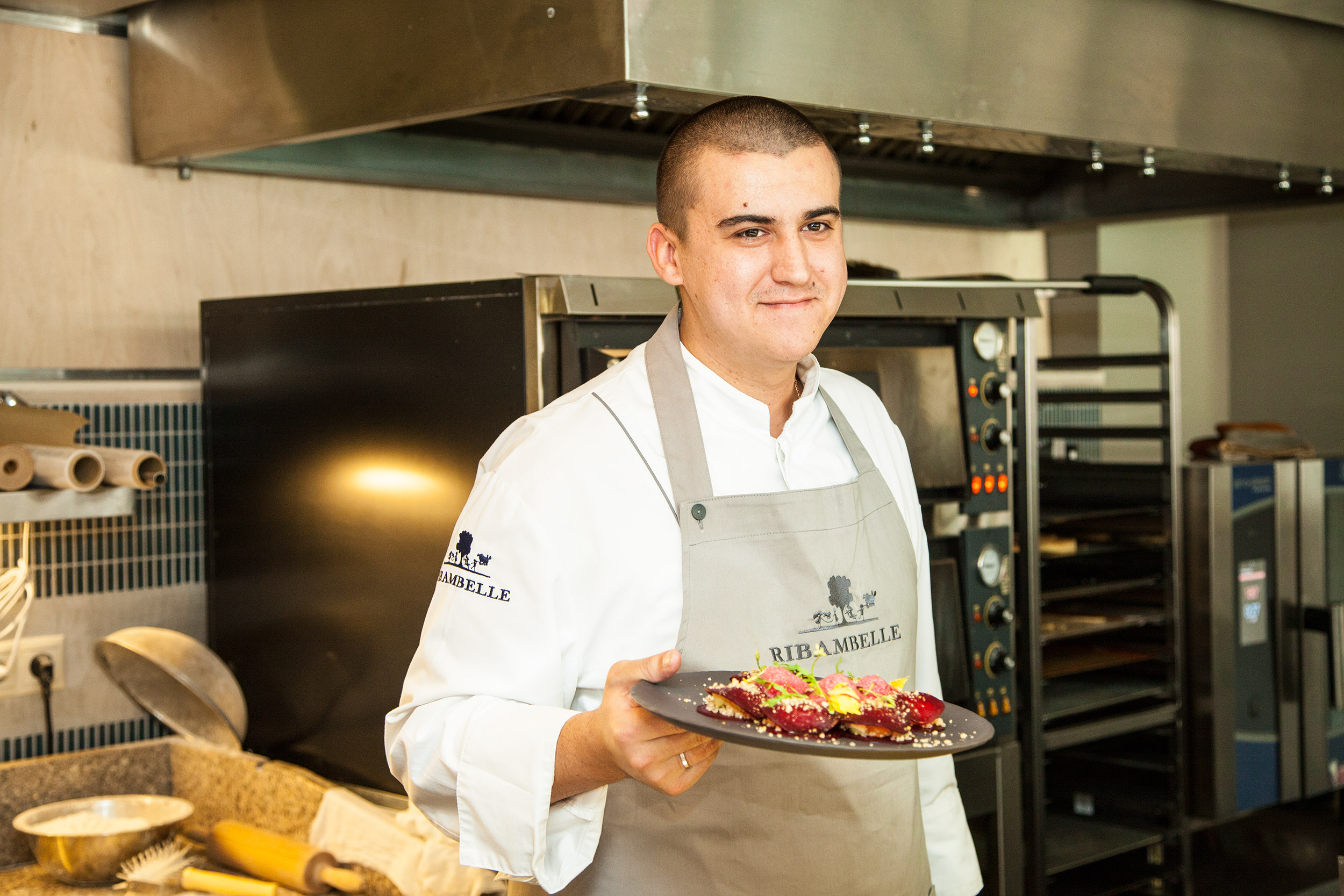 Шеф-повар Ribambelle Михаил Кукленко провел  мастер-класс по приготовлению равиоли – традиционного блюда региона, но в абсолютно новой подаче. 
