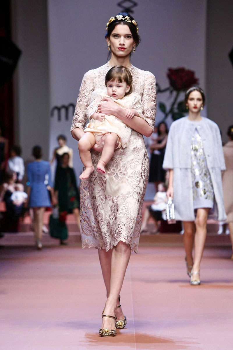 Материнская гордость от Dolce & Gabbana, осень 2015 / зима 2016