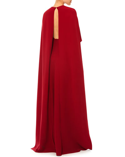 Величественный покрой платья от Valentino с открытой спиной, уравновешивается рукавами напоминающий силуэт кейпа.