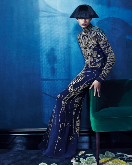 Платье «Зодиак» от Emilio Pucci смотрится необыкновенно, благодаря вышитым золотым деталям, и задает самое верное настроение для Главной Ночи года.