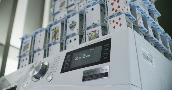 Карточный домик, построенный на работающей стиральной машине LG, установил рекорд Гиннесса 