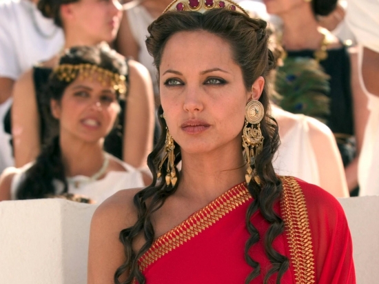Королевская мантия или свадебное платье? Какую следующую роль сыграет Анджелина Джоли?