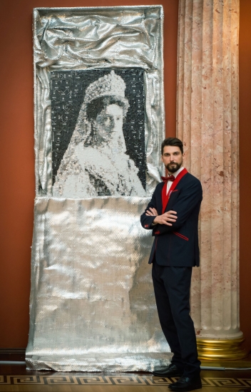 В «Царицыно» открылась выставка скульптурных картин из алюминия «Семья Николая II в портретах греческого скульптора Никоса Флороса» 