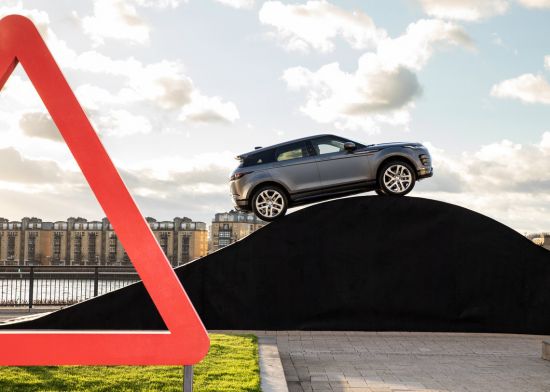 Новый Range Rover Evoque воспроизвел изображения с дорожных знаков