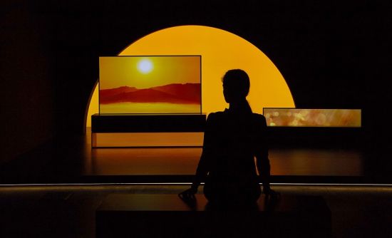 Впечатляющая инсталляция сворачивающегося OLED телевизо-ра LG на Миланской неделе дизайна