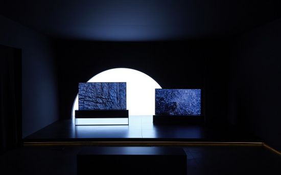 Впечатляющая инсталляция сворачивающегося OLED телевизо-ра LG на Миланской неделе дизайна