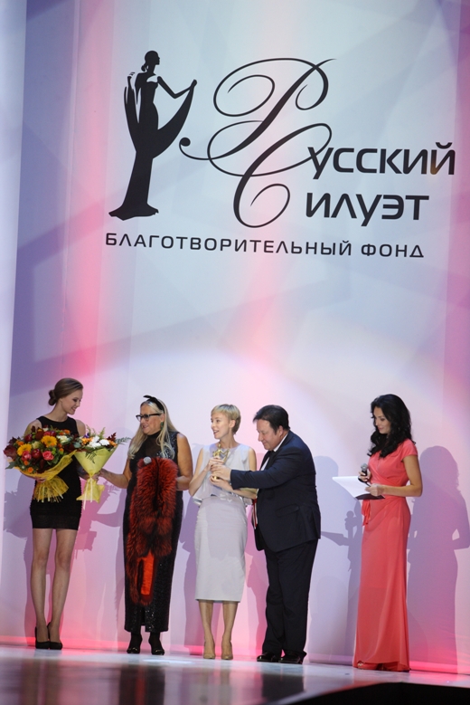 Обладателем Гран-при конкурса стала Ольга Шурыгина из Москвы с коллекцией «Космическая аллегория».