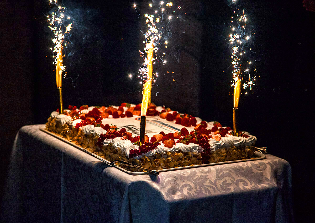 Самым сладким моментом праздника стал вынос роскошного праздничного торта с логотипом фонда «Содействие». «Star kind party»
