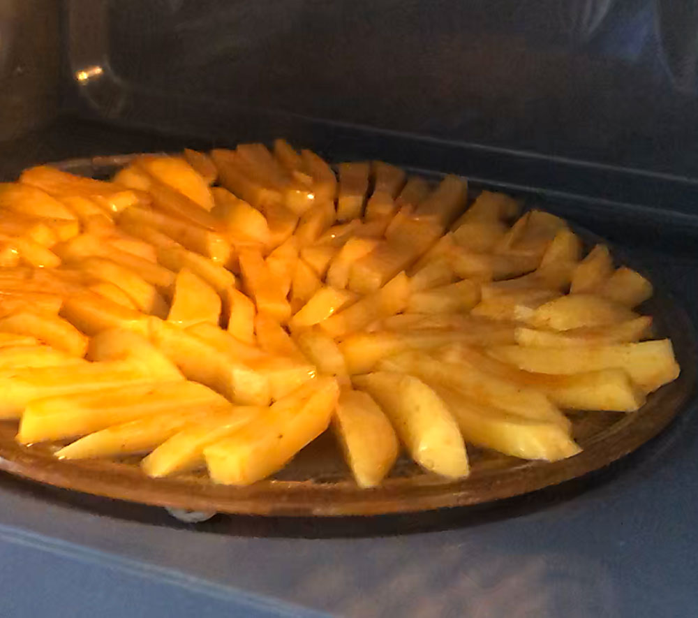 Картофель фри в микроволновке с маслом и без