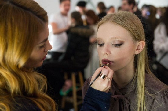 «Бронзовый» образ с показа Mercedes-Benz New York Fashion Week Dennis Basso Осень 2015/Зима 2016 от Avon