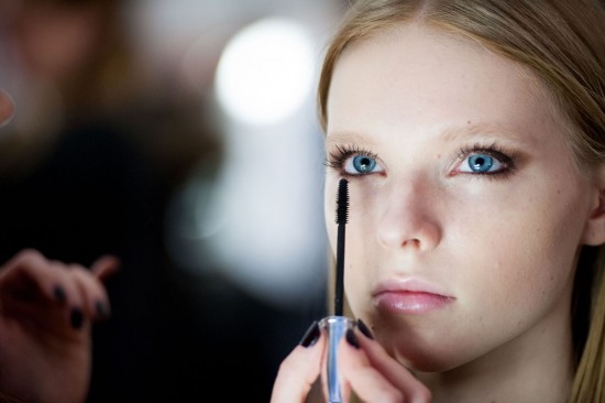 «Бронзовый» образ с показа Mercedes-Benz New York Fashion Week Dennis Basso Осень 2015/Зима 2016 от Avon