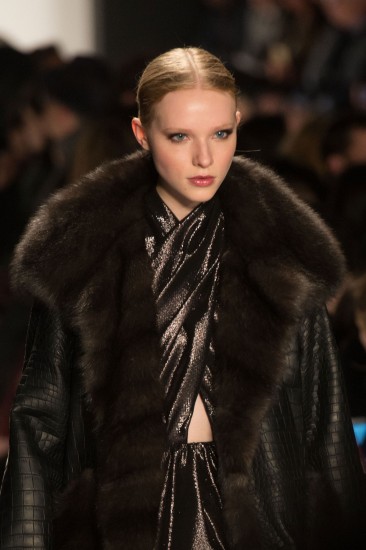 «Бронзовый» образ с показа Mercedes-Benz New York Fashion Week Dennis Basso Осень 2015/Зима 2016 от Avon