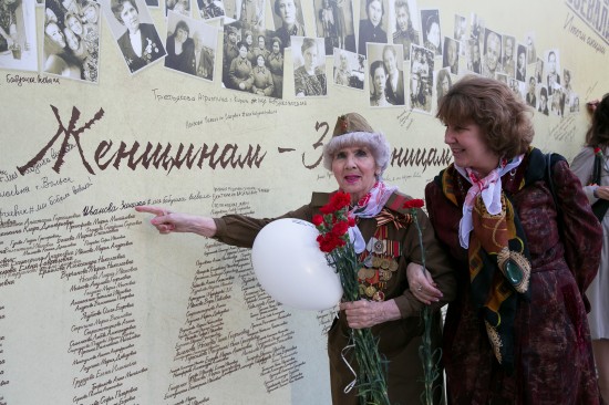 В честь 70-летия Дня Победы в небо было запущено сотни светящихся шаров