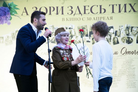 В честь 70-летия Дня Победы в небо было запущено сотни светящихся шаров