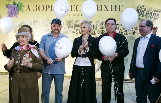В честь 70-летия Дня Победы в небо было запущено сотни светящихся шаров