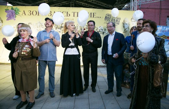 В честь 70-летия Дня Победы в небо было запущено сотни светящихся шаров