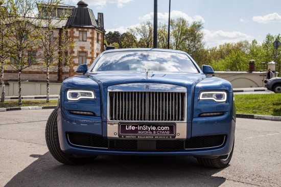 Юлия Началова провела тест-драйв амбициозного Rolls-Royce Ghost II 