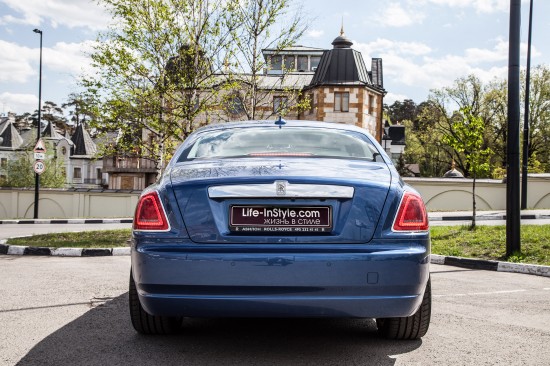 Юлия Началова провела тест-драйв амбициозного Rolls-Royce Ghost II 