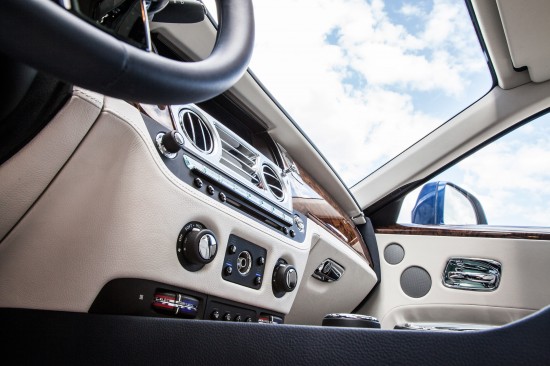 Юлия Началова провела тест-драйв амбициозного Rolls-Royce Ghost II 