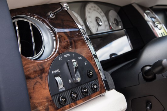 Юлия Началова провела тест-драйв амбициозного Rolls-Royce Ghost II 