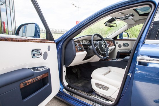 Юлия Началова провела тест-драйв амбициозного Rolls-Royce Ghost II 