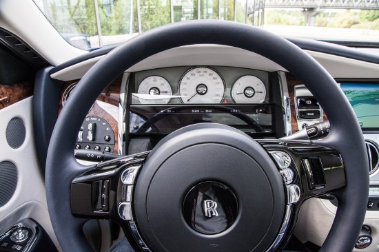 Юлия Началова провела тест-драйв амбициозного Rolls-Royce Ghost II 