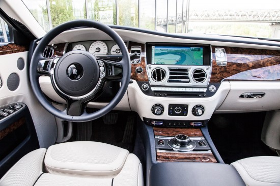 Юлия Началова провела тест-драйв амбициозного Rolls-Royce Ghost II 