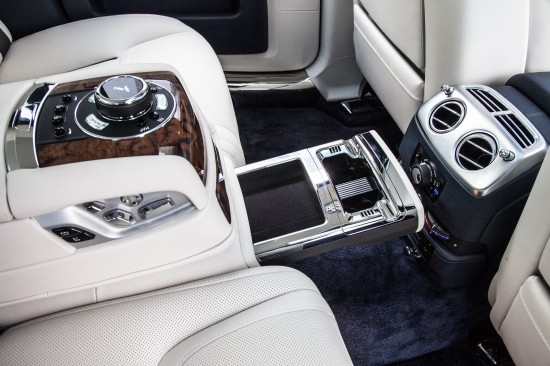 Юлия Началова провела тест-драйв амбициозного Rolls-Royce Ghost II 