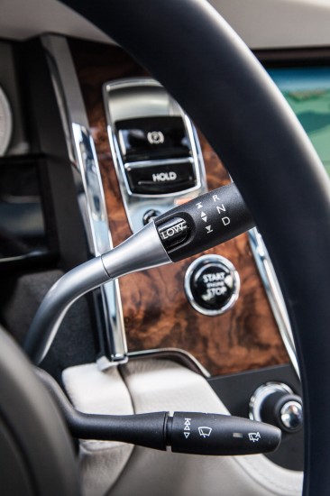 Юлия Началова провела тест-драйв амбициозного Rolls-Royce Ghost II 