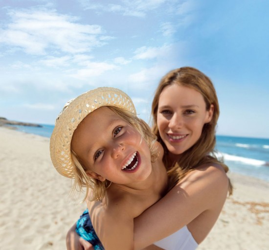 NIVEA SUN защищает детей.  Защищает взрослых