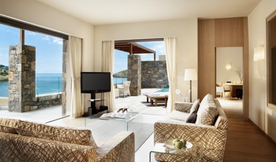 Daios Cove Luxury Resort & Villas – дома с двумя-тремя комнатами, удобными для семейного размещения.