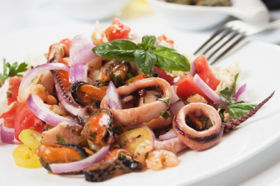 Национальная критская кухня – это преимущественно морепродукты. Настоятельно рекомендуем отведать фирменное блюдо острова – осьминог с макаронами.
