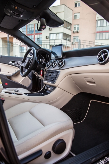 Mercedes CLA 250 Shooting Brake 4Matic оценивают Дарья и Екатерина Носик