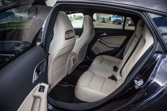 Mercedes CLA 250 Shooting Brake 4Matic оценивают Дарья и Екатерина Носик
