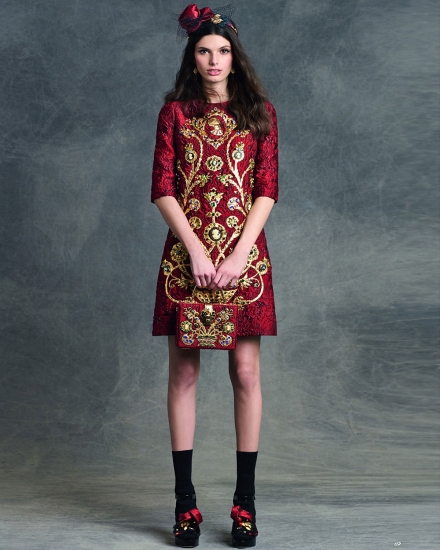 Темные цвета спелой вишни – это коктейльный вариант от Dolce & Gabbana с золотой вышивкой.