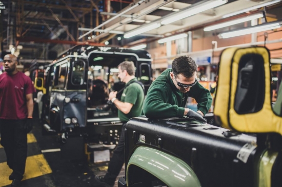 Последний Land Rover Defender текущего поколения сошел с конвейера завода в Солихалле