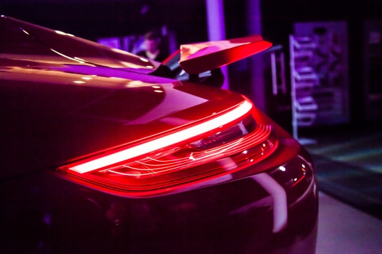 Новый Porsche 911 за долю секунды доставит из зимы в лето! 