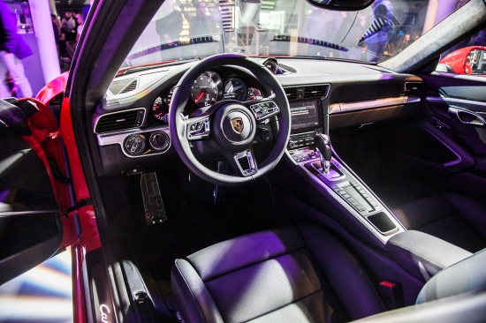 Новый Porsche 911 за долю секунды доставит из зимы в лето! 