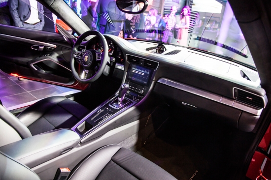 Новый Porsche 911 за долю секунды доставит из зимы в лето! 