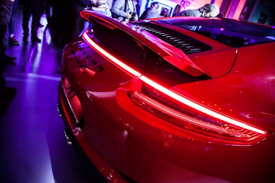 Новый Porsche 911 за долю секунды доставит из зимы в лето! 