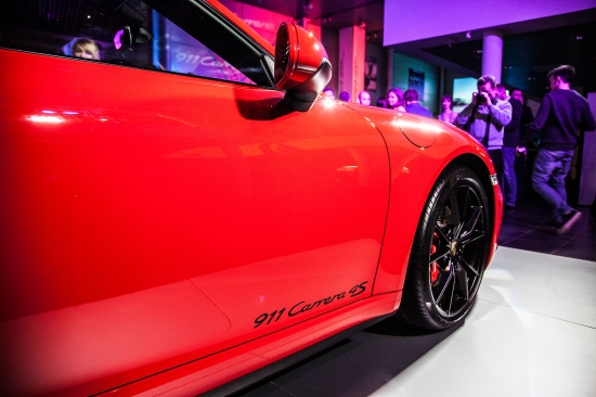 Новый Porsche 911 за долю секунды доставит из зимы в лето! 