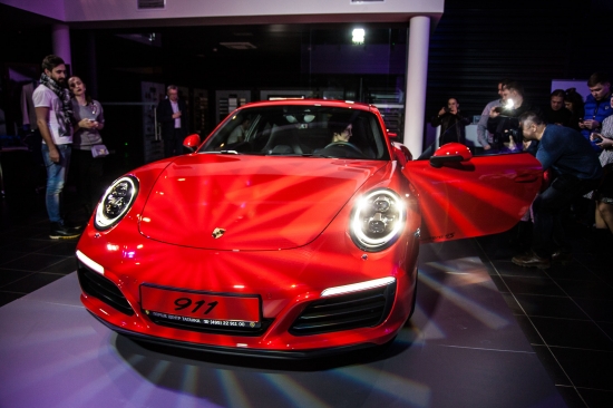 Новый Porsche 911 за долю секунды доставит из зимы в лето! 