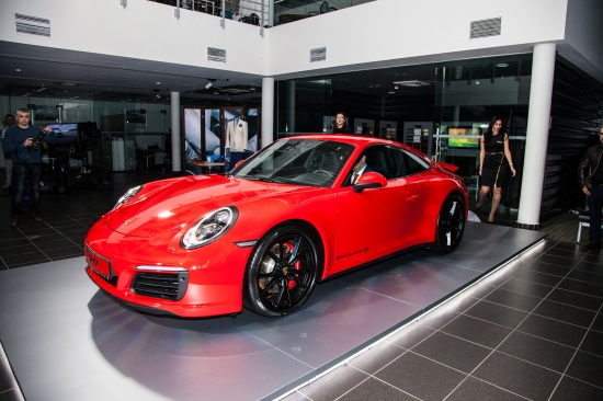 Новый Porsche 911 за долю секунды доставит из зимы в лето! 