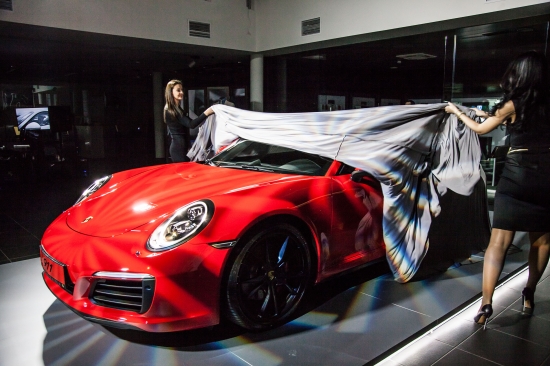 Новый Porsche 911 за долю секунды доставит из зимы в лето! 