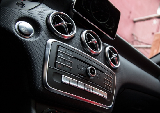 Mercedes-Benz A-Class 220 4MATIC. Андрей Цветков и Надежда Вавржина тестируют новый автомобиль 2016 г.