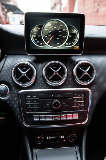 Mercedes-Benz A-Class 220 4MATIC. Андрей Цветков и Надежда Вавржина тестируют новый автомобиль 2016 г.