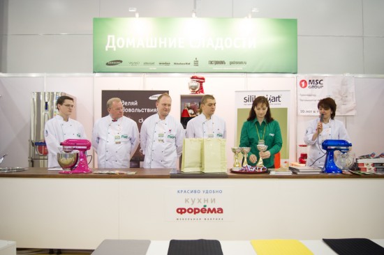 Одним из ярчайших событий праздника стал первый в Москве конкурс для домохозяек и любителей готовить вкусные торты дома – «Сладкая жизнь»