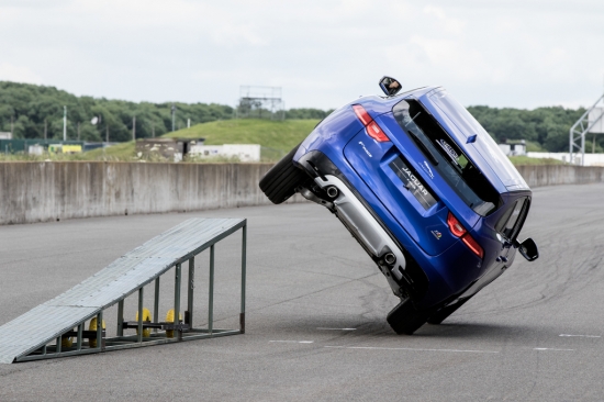 Jaguar F-PACE проехал на двух колесах по треку Goodwood Hill