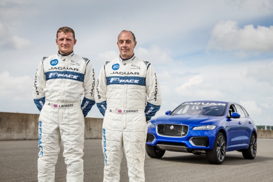 Jaguar F-PACE проехал на двух колесах по треку Goodwood Hill