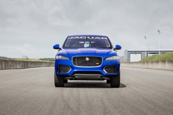 Jaguar F-PACE проехал на двух колесах по треку Goodwood Hill